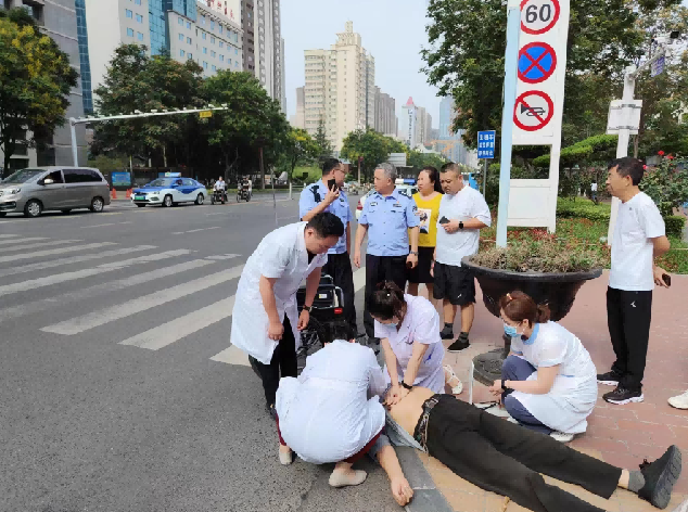 路人晕倒街头 金台区东岭社区卫生中心医护人员挺身救援