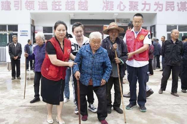 开义诊传农技“爱在乡村”志愿服务活动走进宝鸡大湾河村