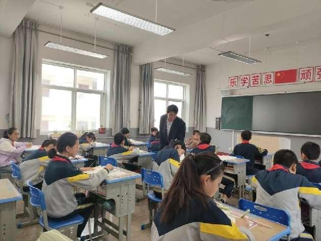 凤县岩湾中心小学戚国敏：坚守三尺讲台38载 独臂书写精彩人生