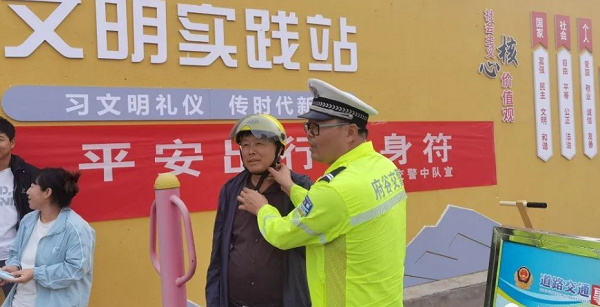 <b>府谷公安交警新民中队走进村委开展交通安全宣传</b>