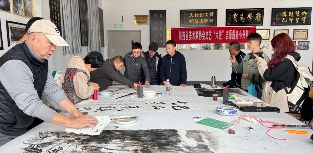 <b>陕西省文联、省美协文艺“六进”志愿服务活动走进汉中市镇巴县</b>