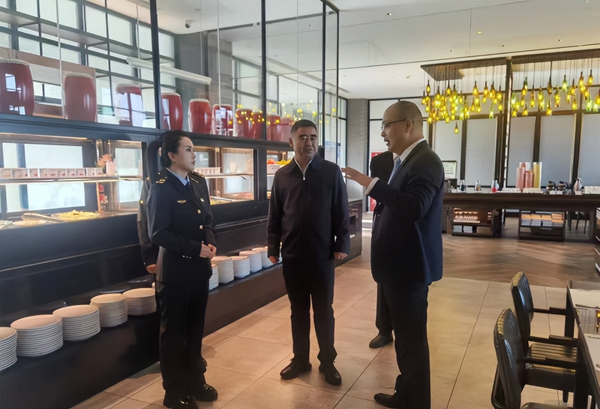<b>延安市宝塔区副区长赵世明检查包保单位食品安全工作</b>