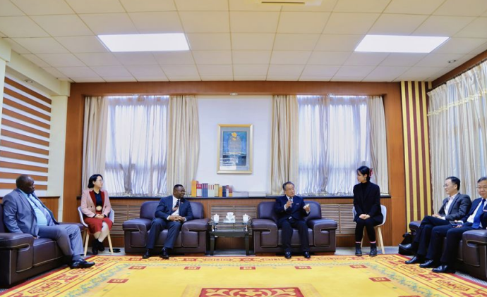 赞比亚驻华大使、中国前驻刚果共和国大使一行参观访问西安翻译学院