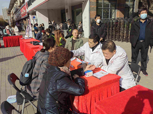 <b>西安一社区“爱老集市”上  居民品茶艺享便利</b>