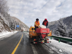 气温骤降道路积雪结冰，宝鸡交通人及时行动除冰雪保畅通