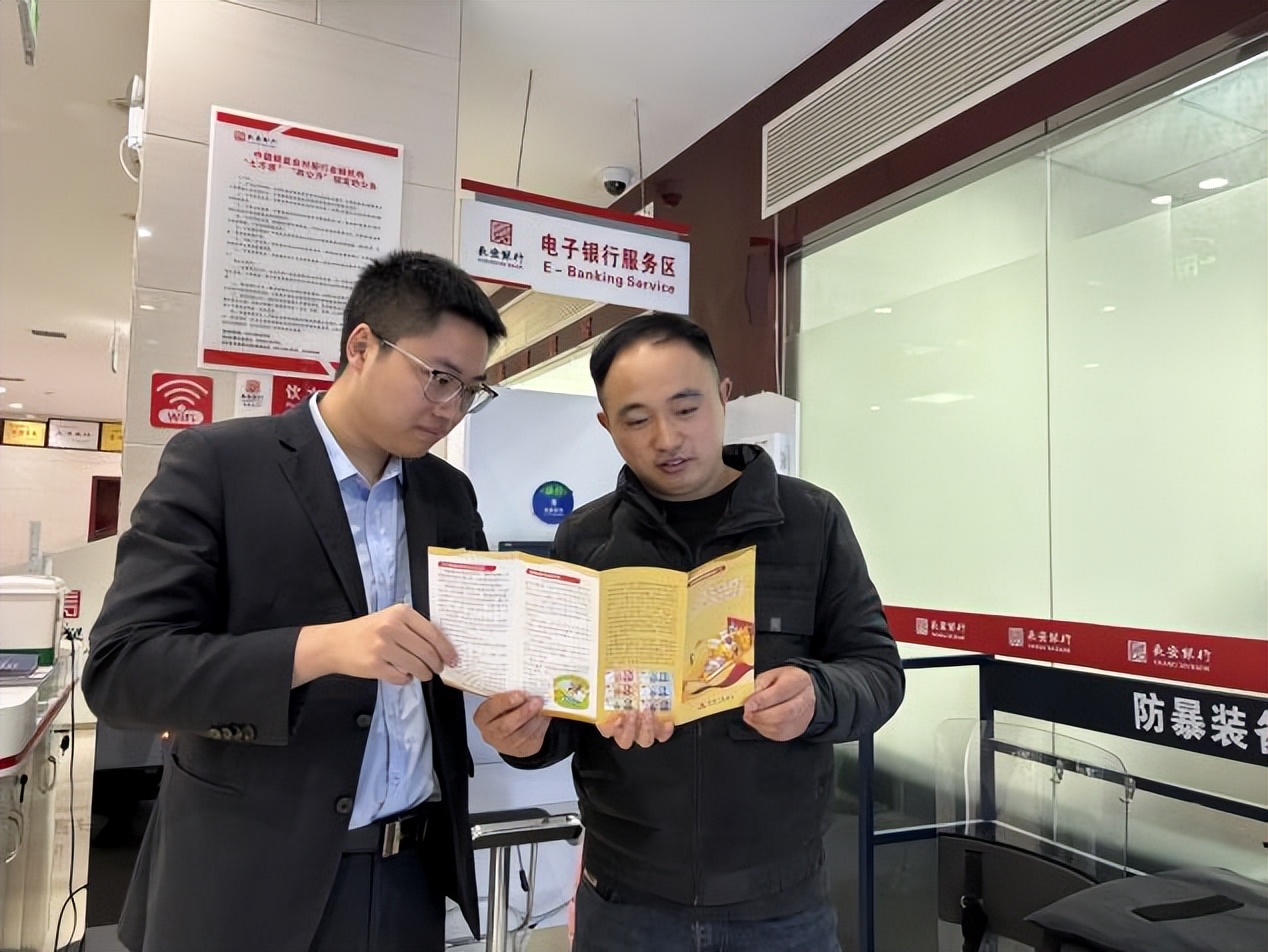 <b>长安银行商州区支行开展“整治拒收人民币现金”宣传活动  </b>
