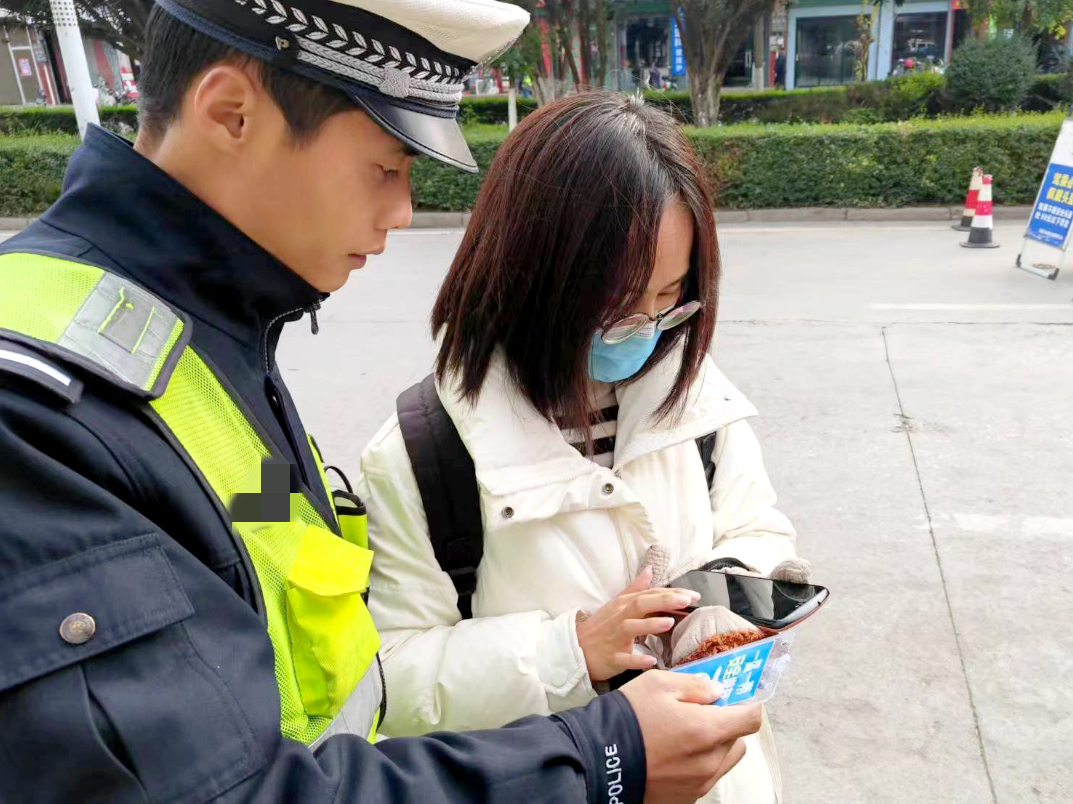 <b>汉中市洋县公安交警大队上线“一盔一带”智慧劝导小程序  </b>