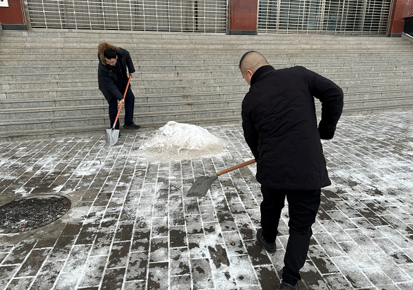 <b>国家税务总局府谷县税务局开展2023年扫雪除冰志愿服务活动</b>