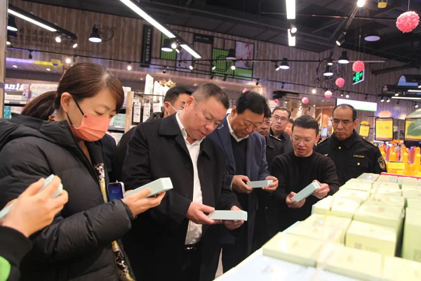 <b>延安市委常委、副市长郭青带队检查节前市场安全工作  </b>