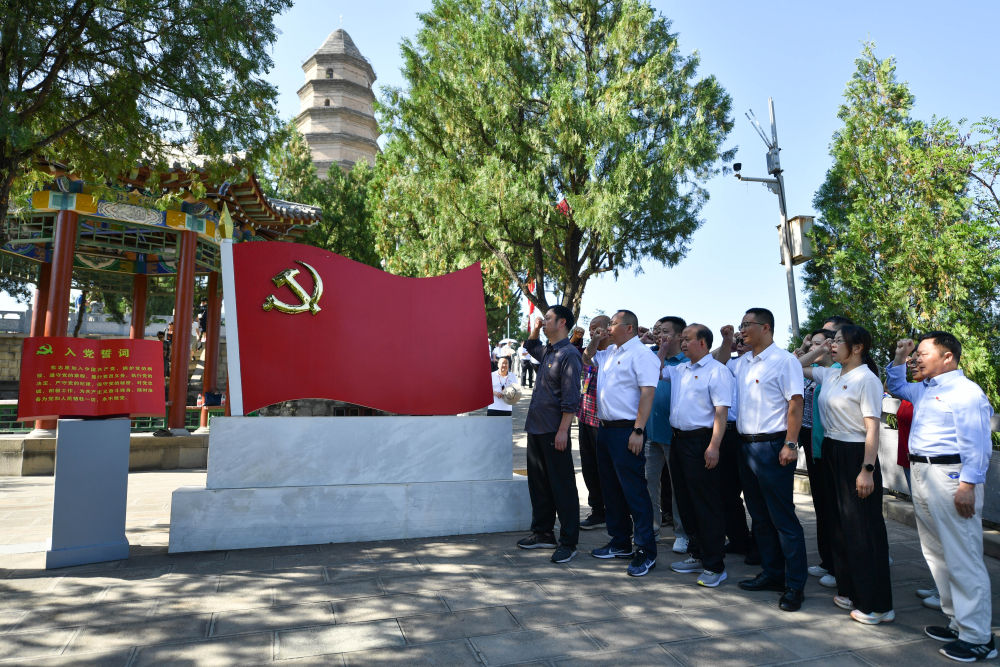 <b>永远在路上——以习近平同志为核心的党中央引领全面从严治党向纵深推进</b>