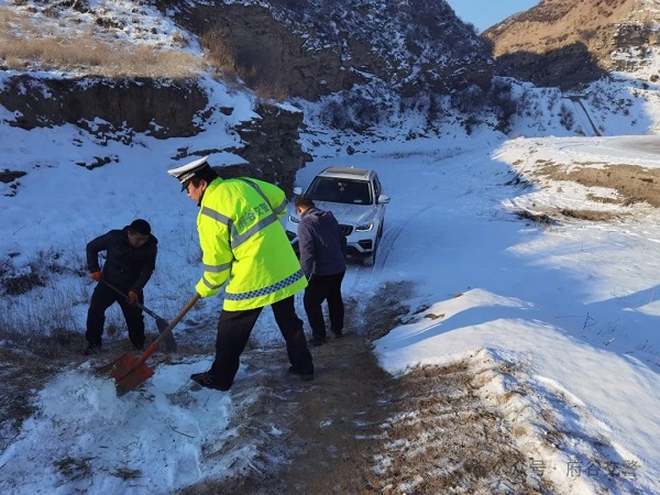 <b>我为群众办实事丨冰雪路车辆侧滑河道  府谷县民警救援帮脱险  </b>