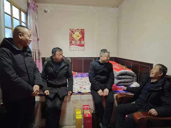 <b>渭南市合阳县住建局党委送温暖工程暖人心</b>