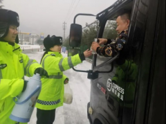 暖心！渭滨交警为降雪受困车辆驾驶员送上热乎饭