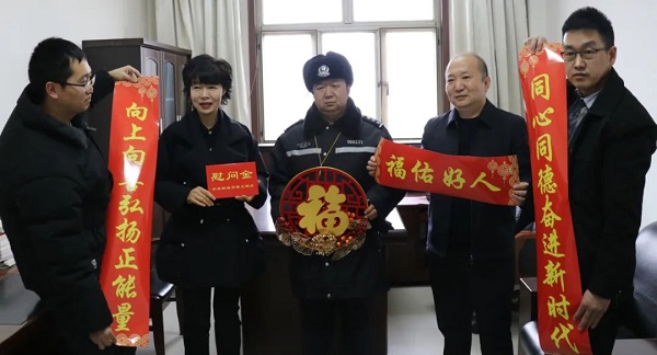 <b>靖边县委常委、宣传部部长李京津走访慰问道德模范和身边好人  </b>