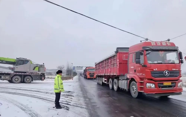 <b>警务跟着“雪”情走 ——榆林市靖边公安雪天“硬核”守护不缺席</b>