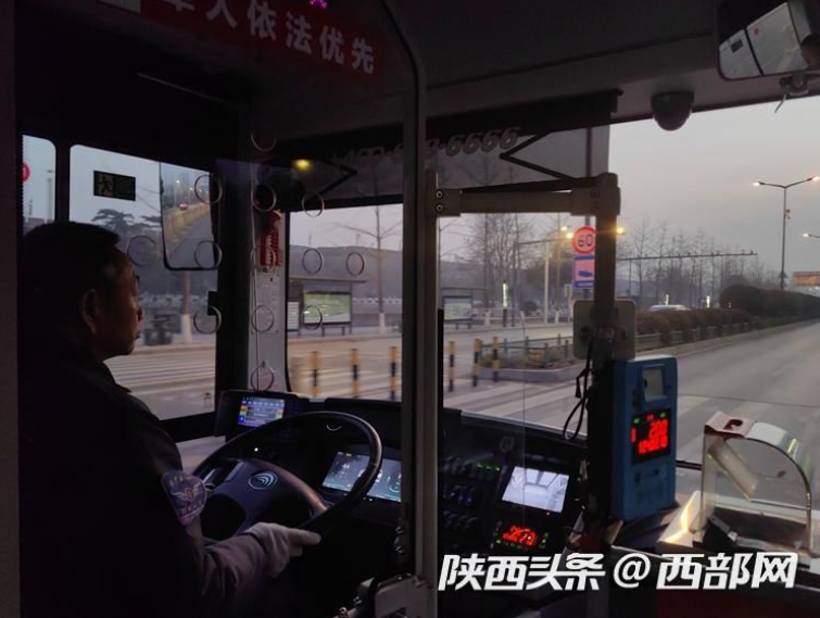 新春走基层丨“不打烊”的公交车司机守护温暖出行路