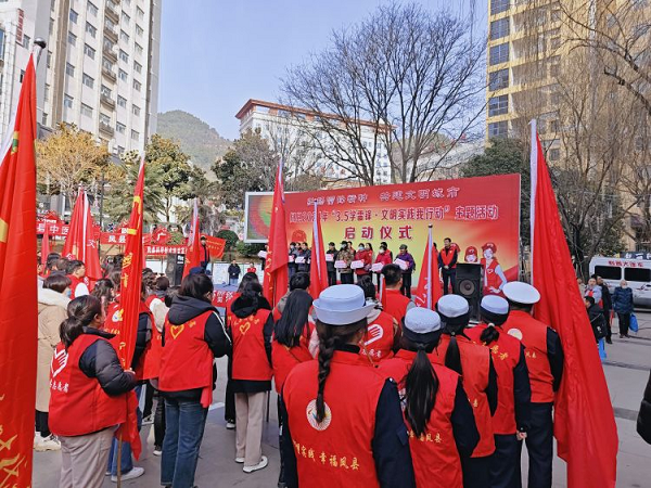 <b>宝鸡市凤县公安交警践行“雷锋精神” 守护平安交通  </b>