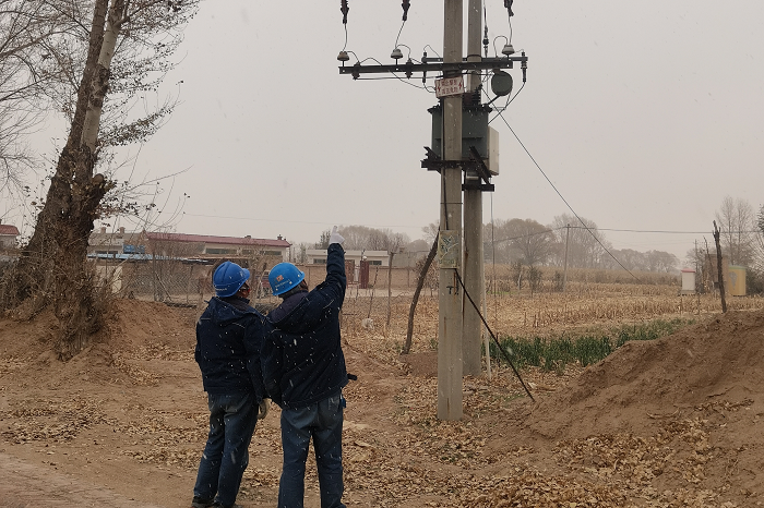 <b>国网榆林供电公司：大风天气线路专项巡视 确保电网安全稳定运行  </b>