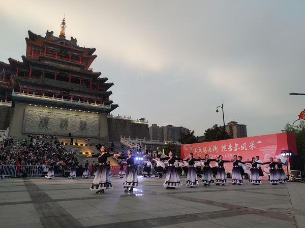 <b>西藏民族大学专场文化活动在咸阳清渭楼广场精彩上演</b>