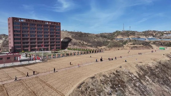 <b>榆林市府谷县新府山社区：“微田园”丰富易地搬迁群众“菜篮子”  </b>