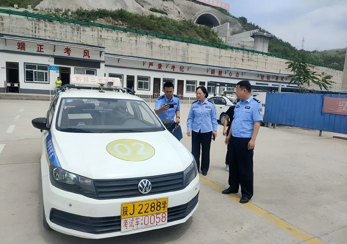 <b>延安交警支队车管所深入富县督查车驾管工作</b>
