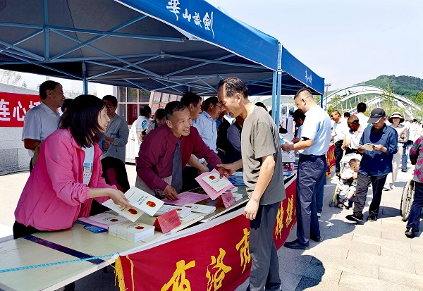 <b>商洛市司法局开展“全国助残日”普法宣传法律援助活动     </b>