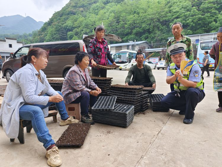 <b>宝鸡凤县公安交警筑牢夏收芒种时节交通安全防线</b>