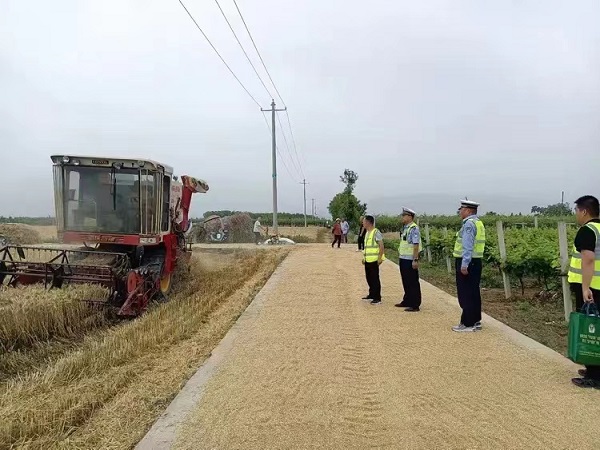 <b>宝鸡市眉县：又是一年丰收季 警农联合保安全</b>