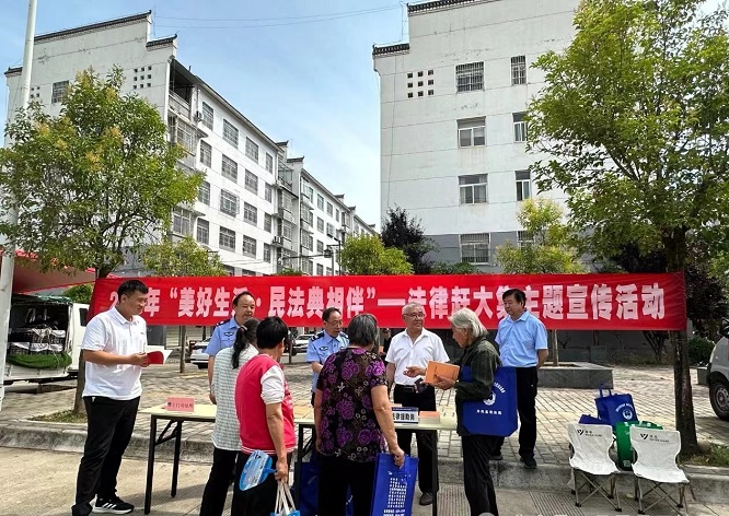 <b>商洛市丹凤县竹林关、土门司法所：宣传“赶大集”  普法惠民“零距离”</b>