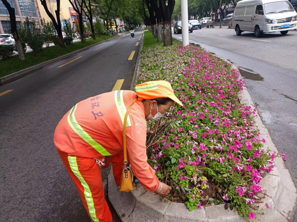 <b>两男童迷路！环卫工人暖心帮找父母</b>