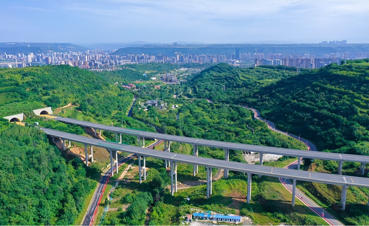 <b>宝鸡市渭滨区：一条路串起青山绿水好生活</b>