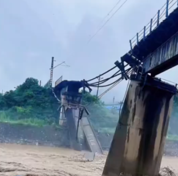 <b>陕西一铁路老桥被洪水冲垮，机车巡查时坠落！致2人受伤</b>