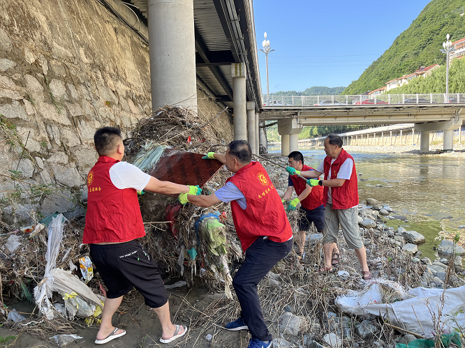 <b>商洛市柞水县乾佑街道办：筑牢汛期安全防线开展河道清理行动</b>