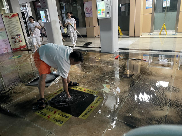 <b>党建引领 风雨同舟 暴雨之下咸阳彩虹医院筑起生命防线</b>