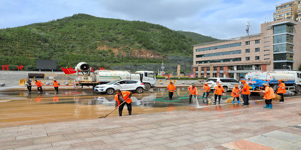 <b>延安市吴起县600余名环卫工“洁”尽全力 洗城清淤</b>