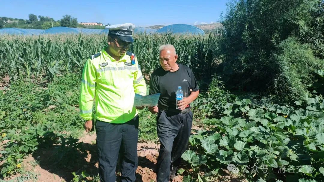 <b>府谷县公安局交警大队清水中队：田间地头说安全 共筑平安乡村路  </b>