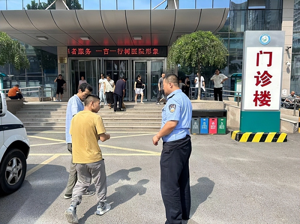 <b>男子手指断裂 西咸公安民警开通“绿色通道”15分钟送医</b>