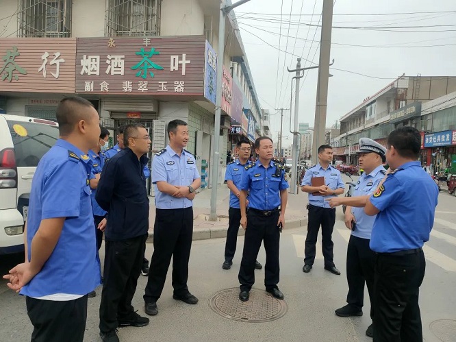 <b>靖边县交警大队联合城市执法大队检查调研城区交通秩序工作</b>