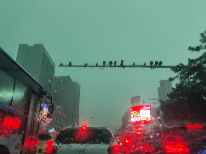 <b>雷雨＋大风来袭！榆林局地有短时暴雨和冰雹</b>