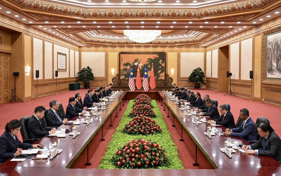 <b>习近平会见马来西亚总理安瓦尔</b>