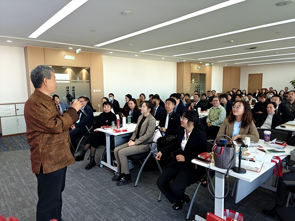 <b>中国太平洋保险公司邀请书画家范国盈为员工讲授中国书画</b>