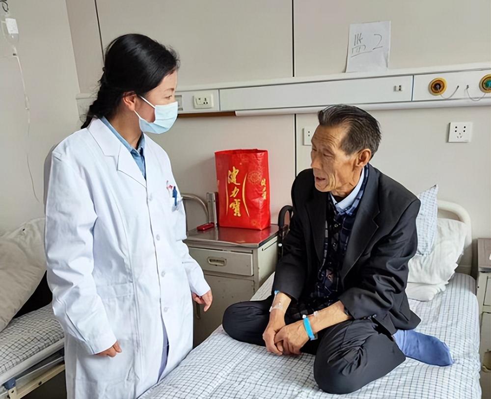 <b>华正霞在定边县中医院开展教学查房活动</b>