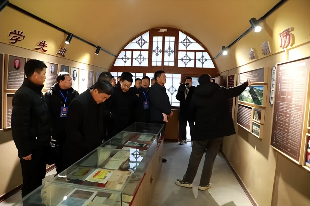 <b>延安市第六届人大富县代表团赴延川县开展交叉视察活动</b>