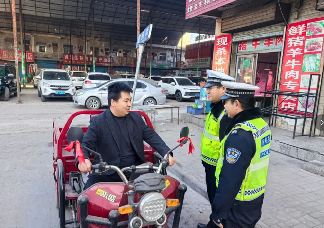 <b>榆林市府谷县公安交警老高川中队开展“五类车”专项整治行动  </b>