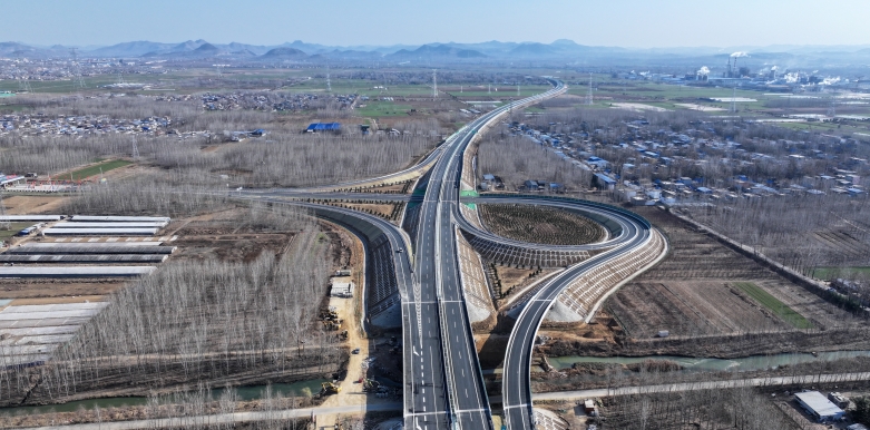 山东临沂至滕州高速公路费县南至滕州北段建成通车