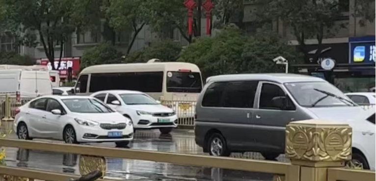 <b>内蒙古呼和浩特3个主要路口高峰期可借道通行</b>