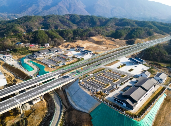 <b>河南环大别山4条高速今天正式建成通车，新增5个开放式服务区可直接上下高</b>