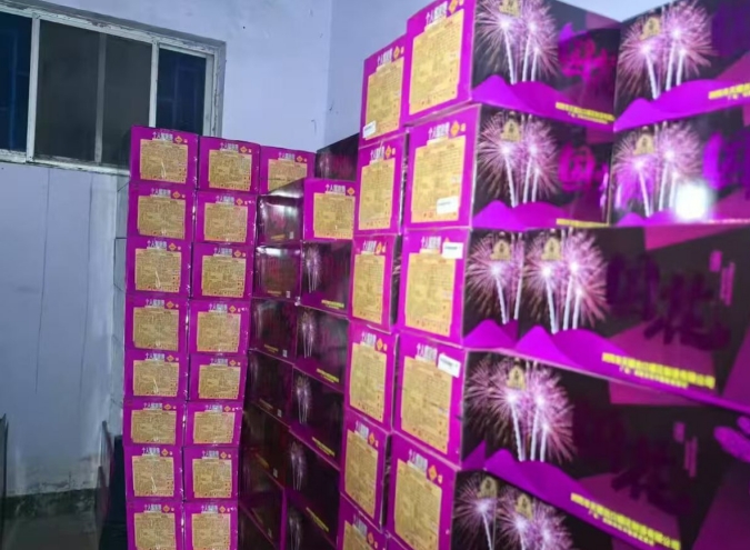 <b>严查违法存储销售烟花爆竹，河南郑州警方已收缴1300余箱、行拘7人</b>