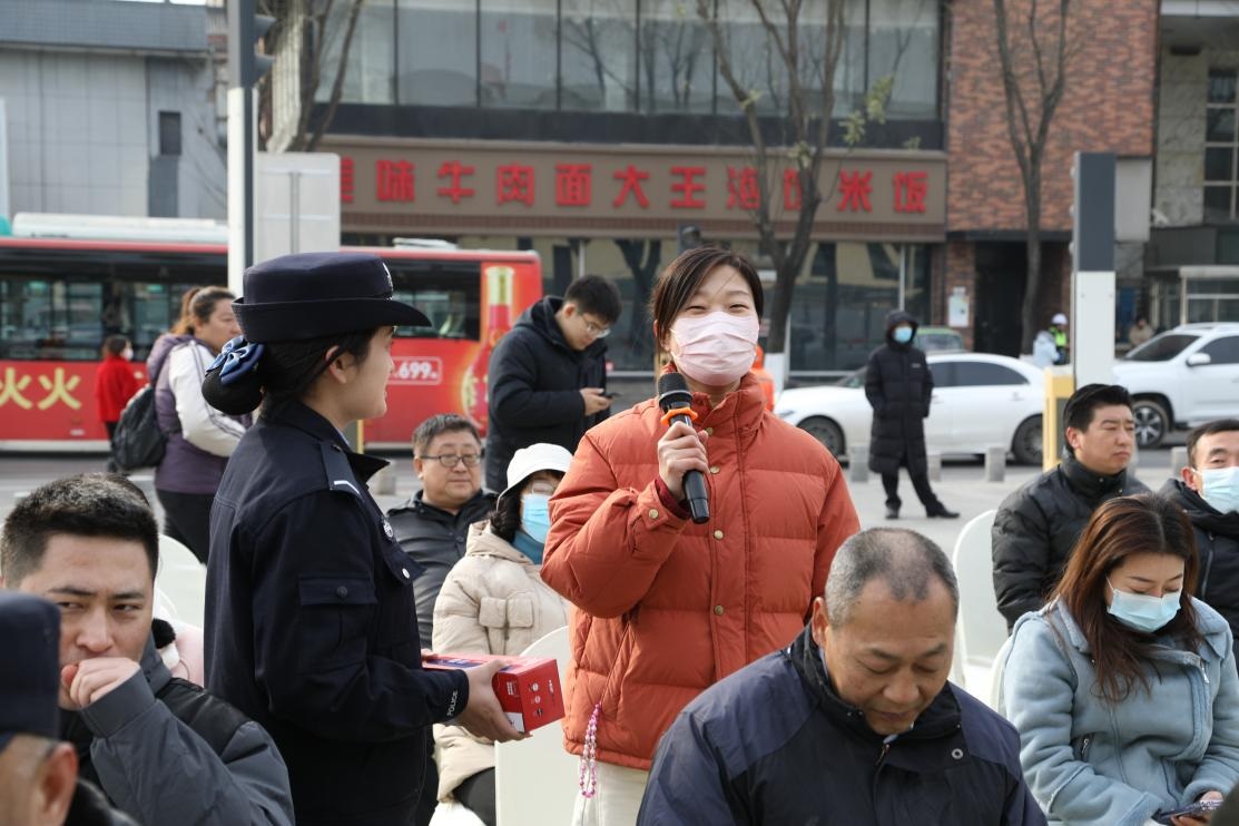<b>西安公安站前分局举行“中国人民警察节”主题宣传活动  </b>