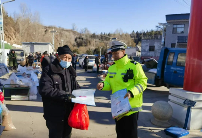 <b>平安春运 交警同行丨府谷公安交警清水中队走进集市送交通安全“年货”</b>